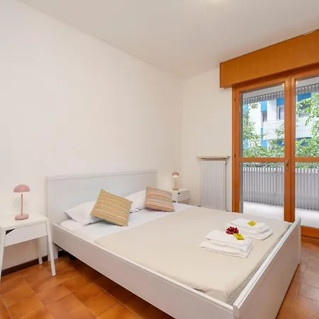 Guesthost - Cozy With Terrace In Apartment