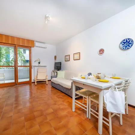 Guesthost - Cozy With Terrace In * Grado-Pineta