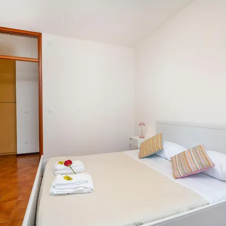 Guesthost - Cozy With Terrace In Apartment